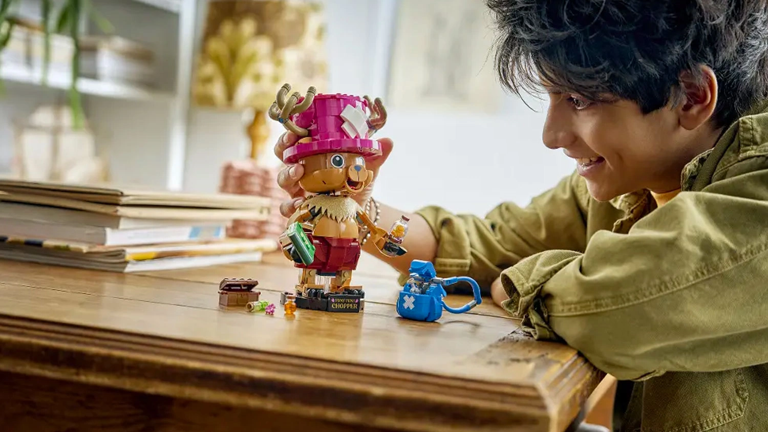 Chlapec staví kostky LEGO® ONE PIECE 75643 Tony Tony Chopper