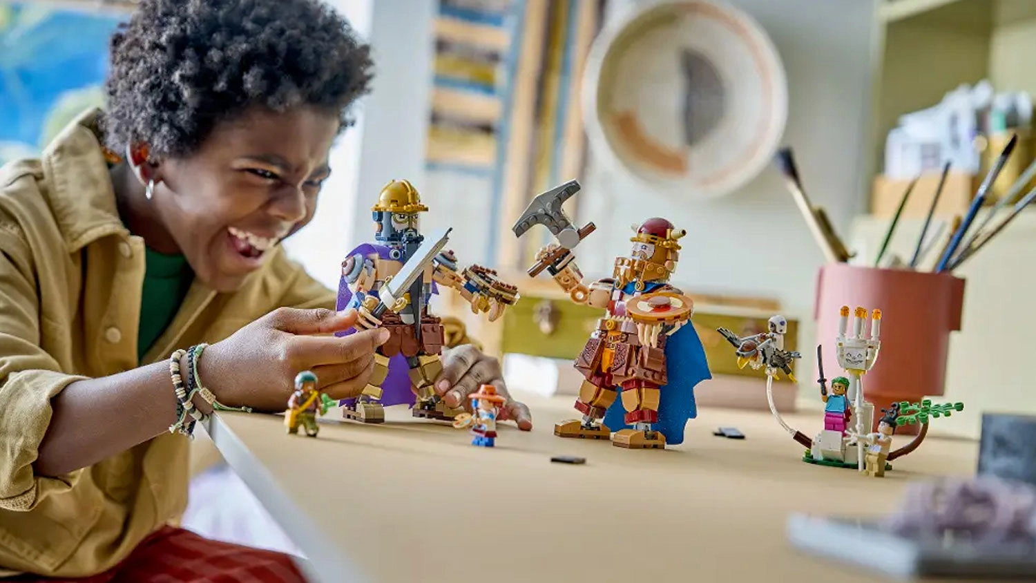 Chlapec staví kostky LEGO® ONE PIECE 75644 Dorry vs. Brogy – Obři ze Zahrádky