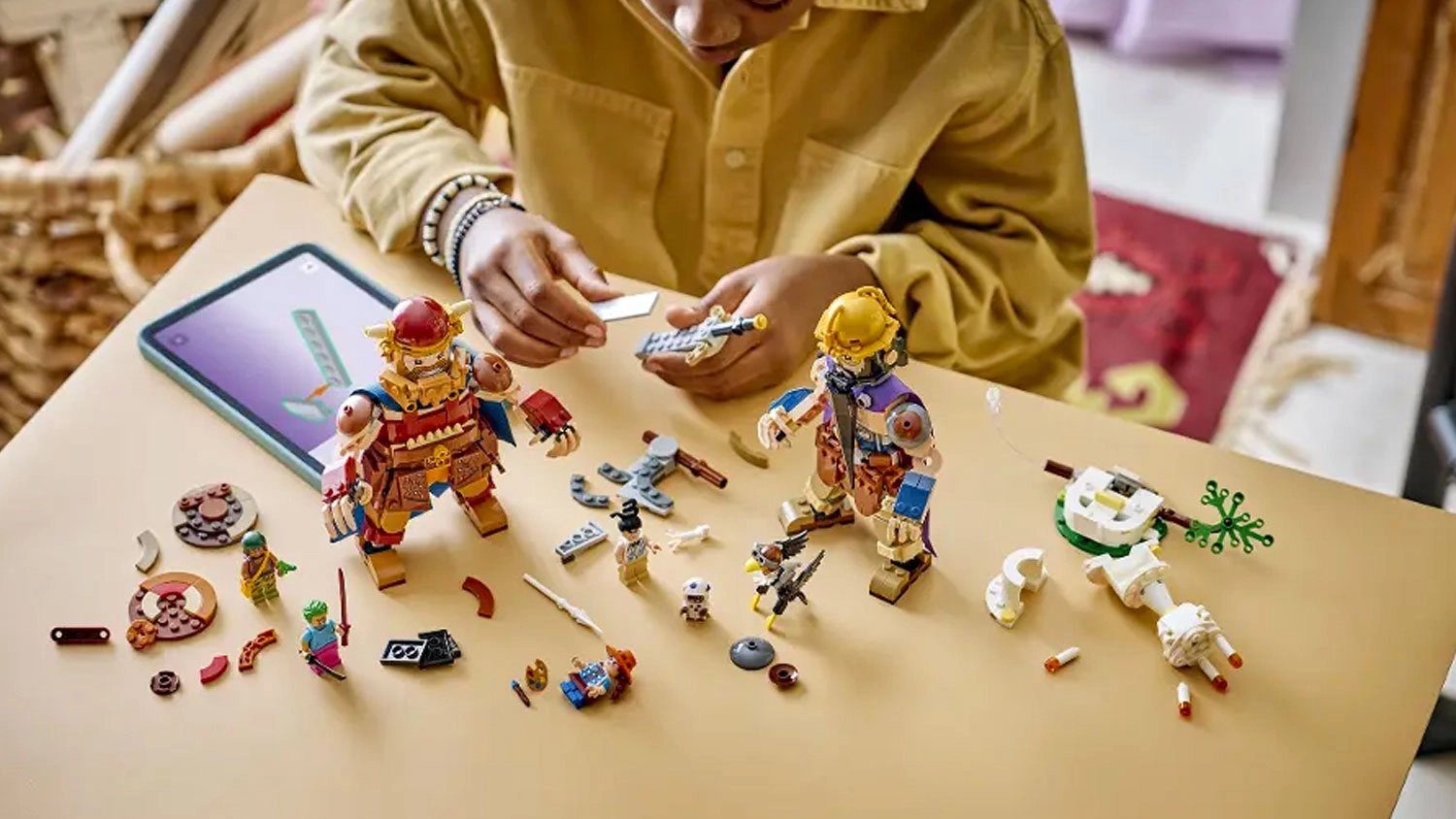 Chlapec staví podle aplikace LEGO® Builder kostky LEGO® ONE PIECE 75644 Dorry vs. Brogy – Obři ze Zahrádky