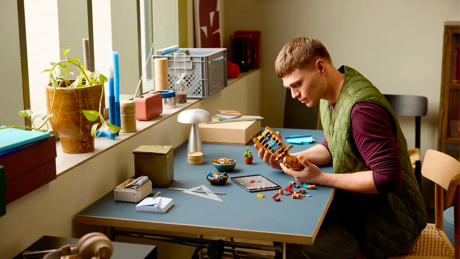 Muž staví stavebnici LEGO® Ideas 21370 E.T. the Extra-Terrestrial