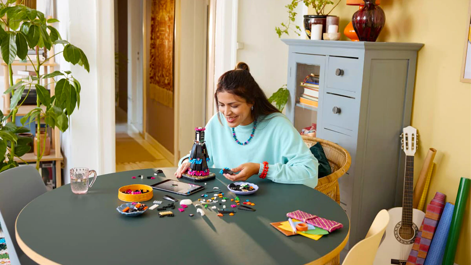 Žena staví stavebnici LEGO® Ideas 21372 La Catrina