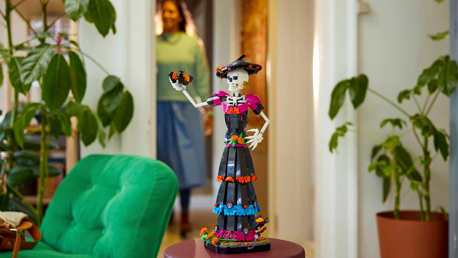 Stavebnice LEGO® Ideas 21372 La Catrina vystavená v interiéru
