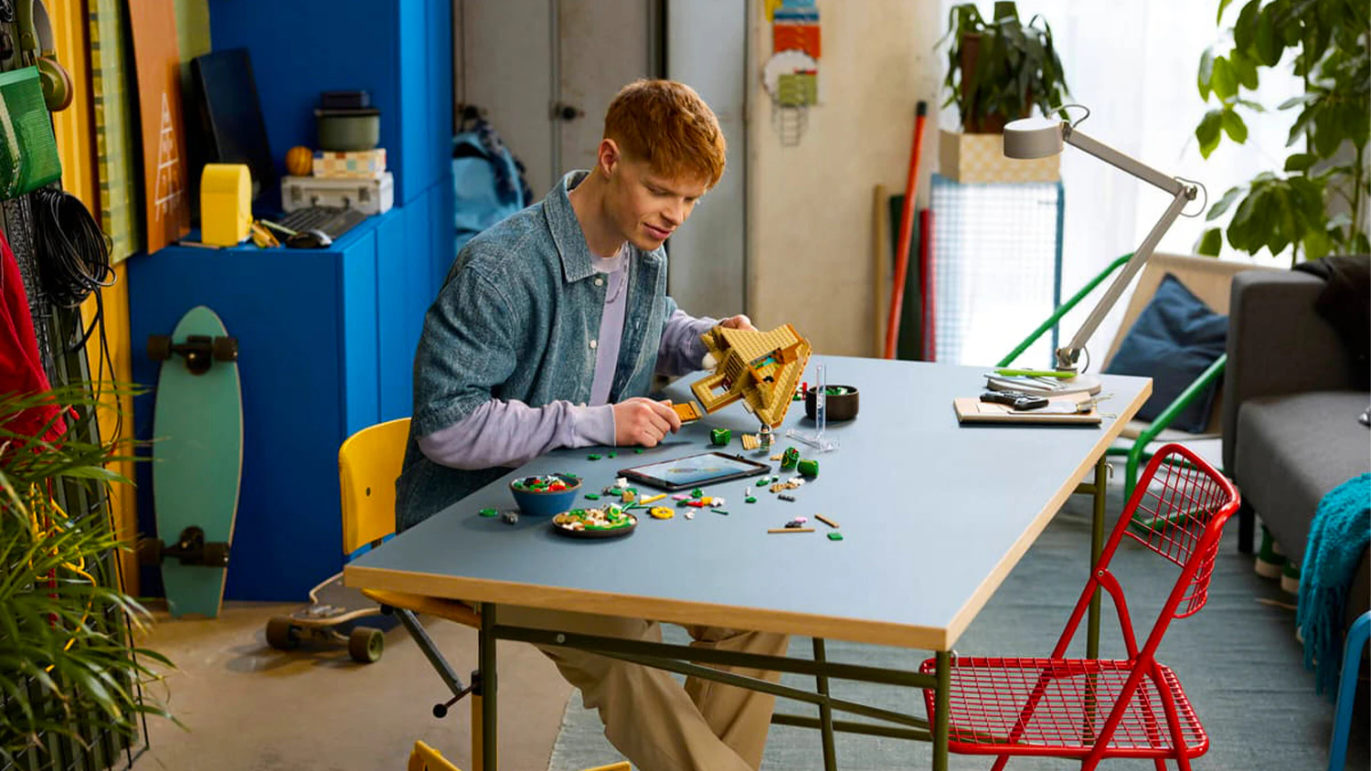 Muž skládá stavebnici LEGO® Pokémon™ 72168 Rayquaza