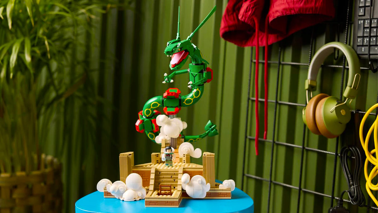 Vystavený model stavebnice LEGO® Pokémon™ 72168 Rayquaza