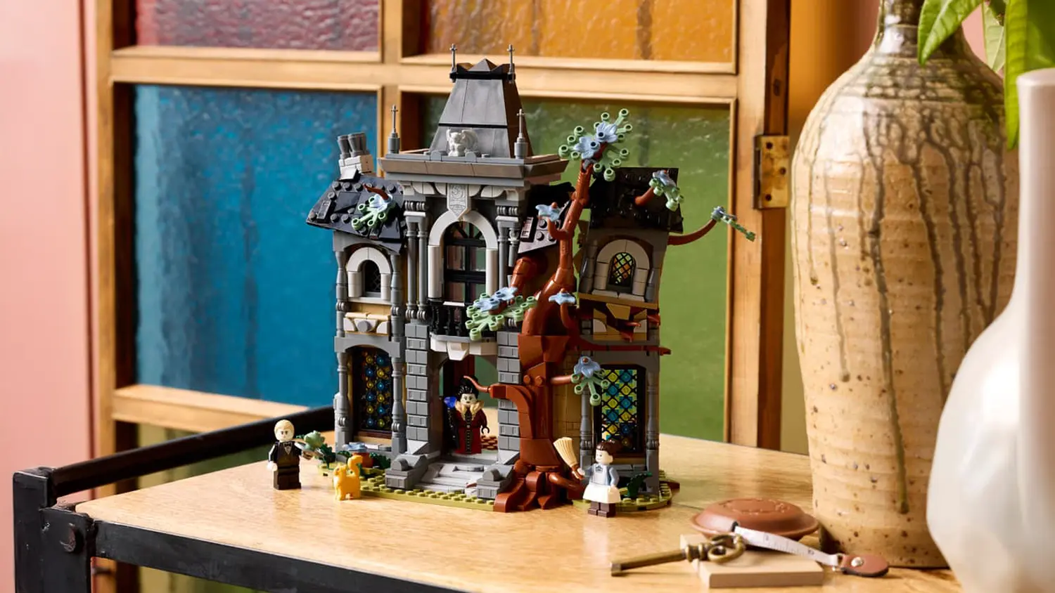 Vystavený model stavebnice LEGO® Icons 11383 Sídlo starostky