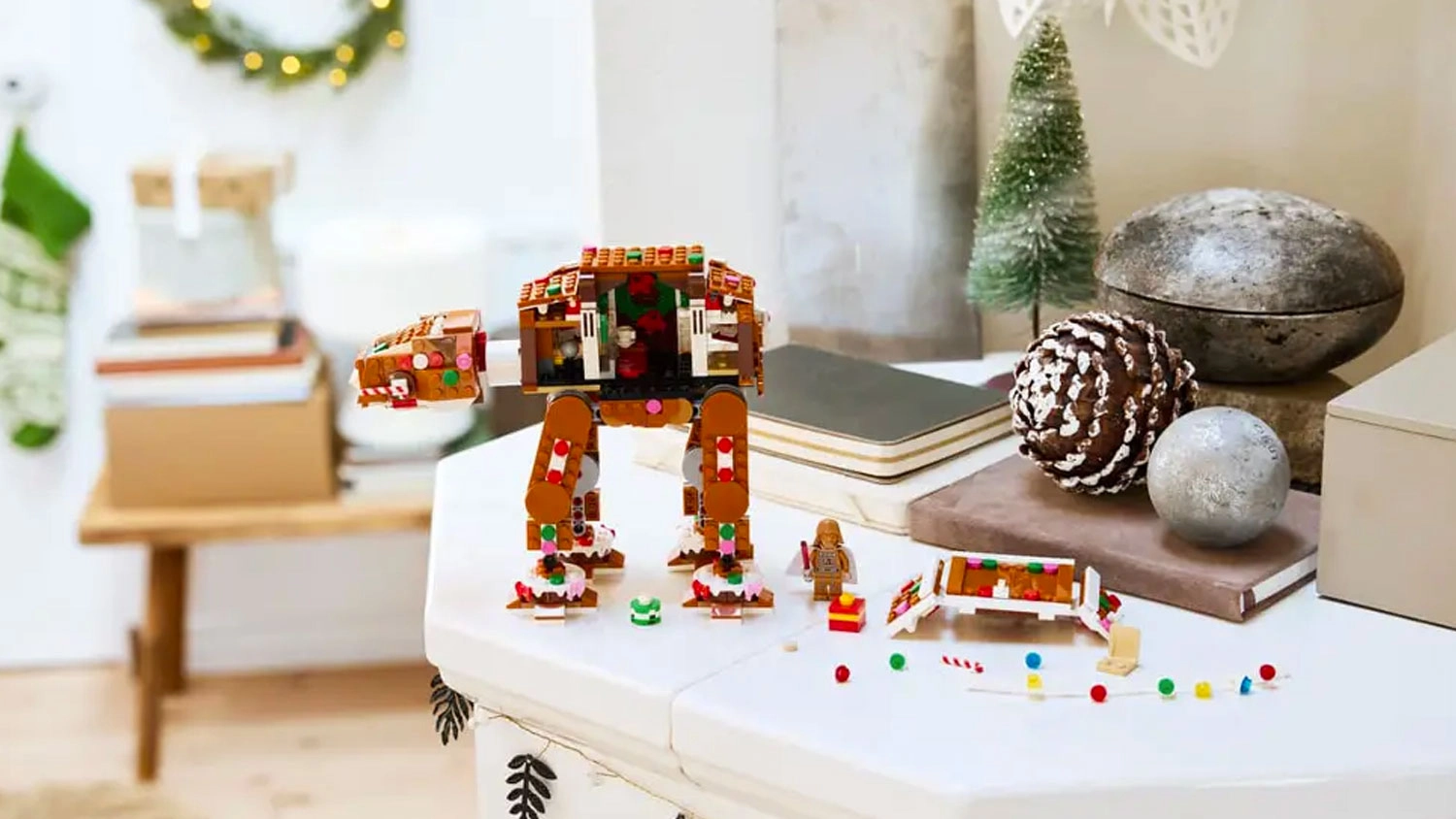 Stavebnica LEGO&reg; Star Wars&trade; 40806 Pern&iacute;kov&yacute; transport&eacute;r AT-AT&trade; na stole