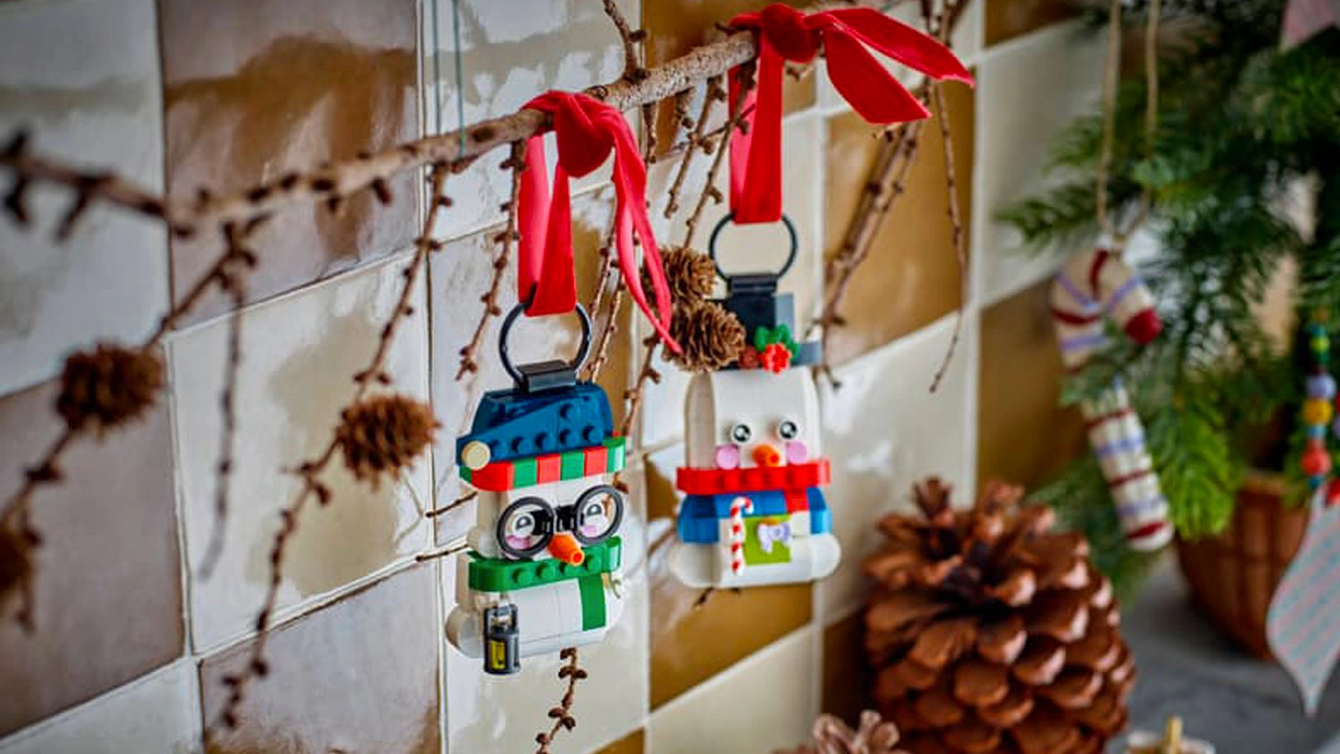Figúrky LEGO® 40812 Ozdobní snehuliaci zavesené na vetvičke.