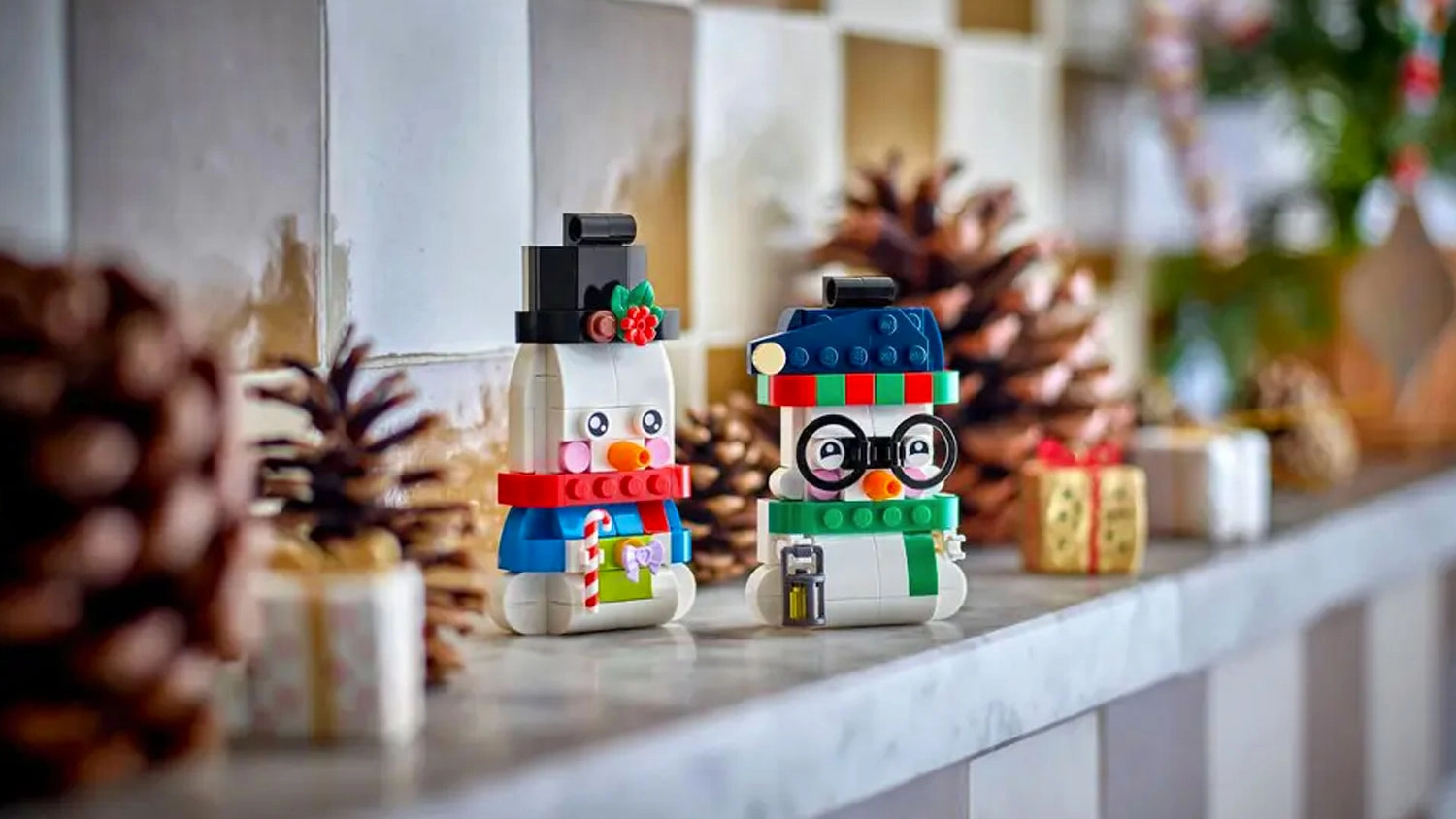 Figúrky LEGO® 40812 Ozdobní snehuliaci postavené na polici