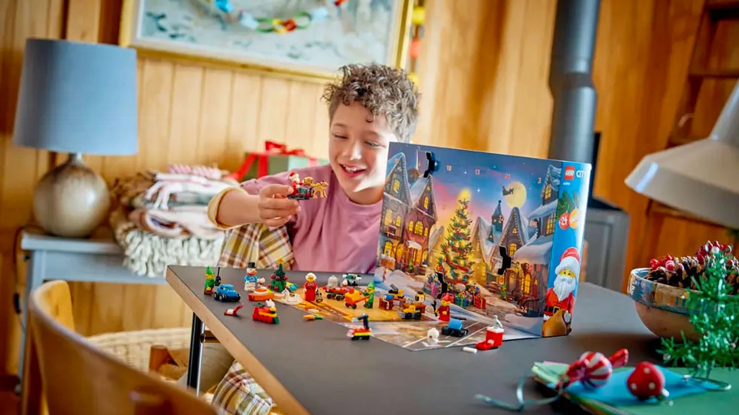 Chlapec sa hrá so stavebnicou LEGO® City 60510 Adventný kalendár 2026