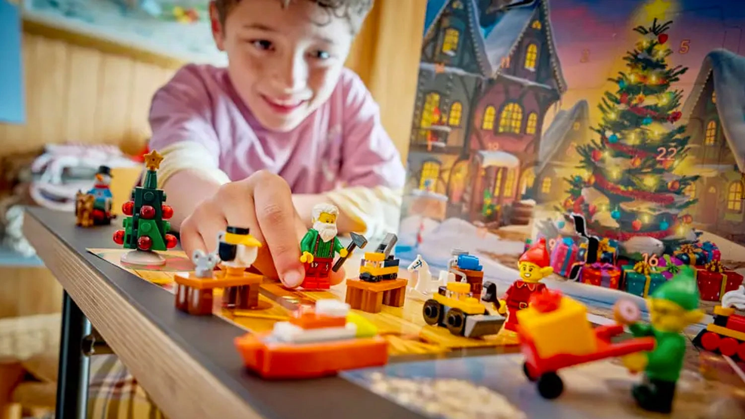 Dieťa si stavia kocky LEGO® City 60510 Adventný kalendár 2026