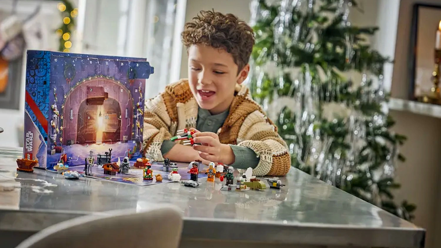Chlapec sa hr&aacute; so stavebnicou LEGO&reg; Star Wars&trade; 75456 Adventn&yacute; kalend&aacute;r 2026
