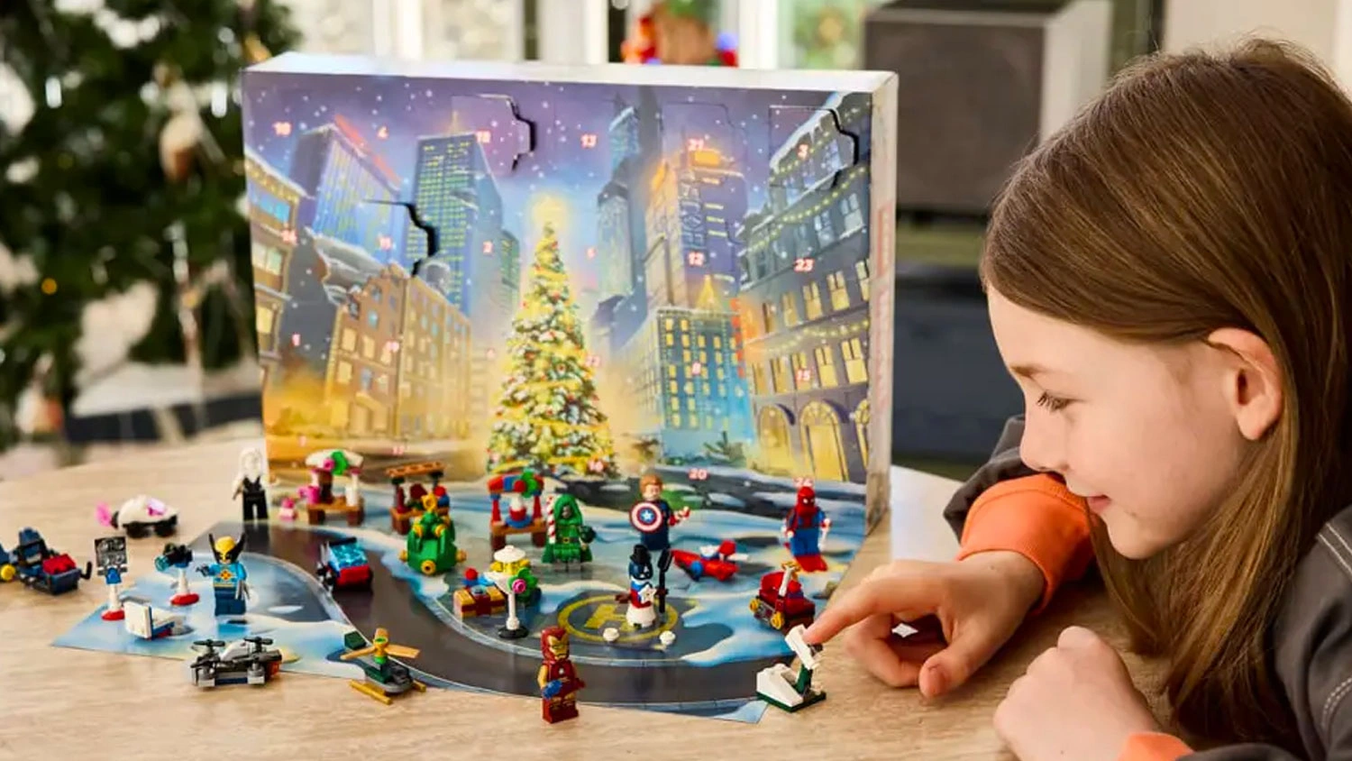 Dievča sa hr&aacute; so stavebnicou LEGO&reg; Marvel 76340 Adventn&yacute; kalend&aacute;r 2026