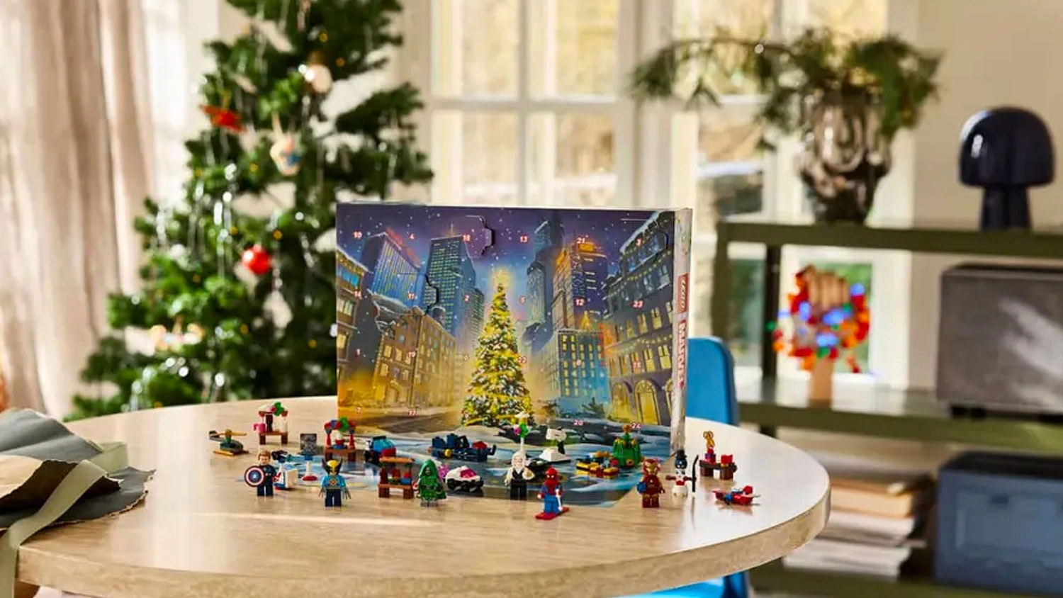 Stavebnica LEGO&reg; Marvel 76340 Adventn&yacute; kalend&aacute;r 2026 na stole