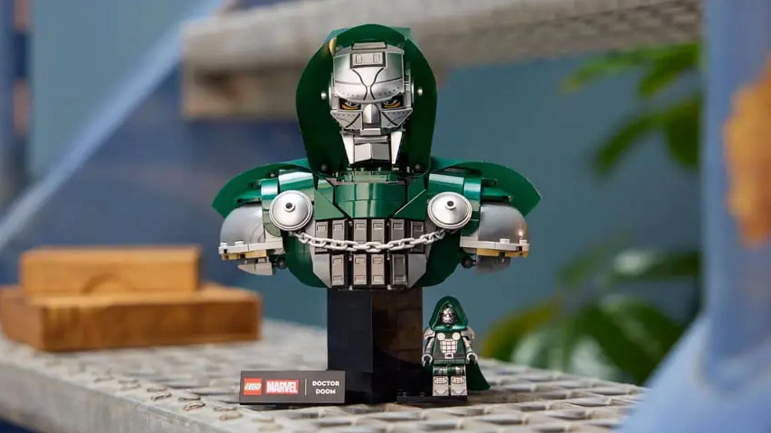 Vystavená stavebnice LEGO® Marvel 76345 Busta Doktora Dooma