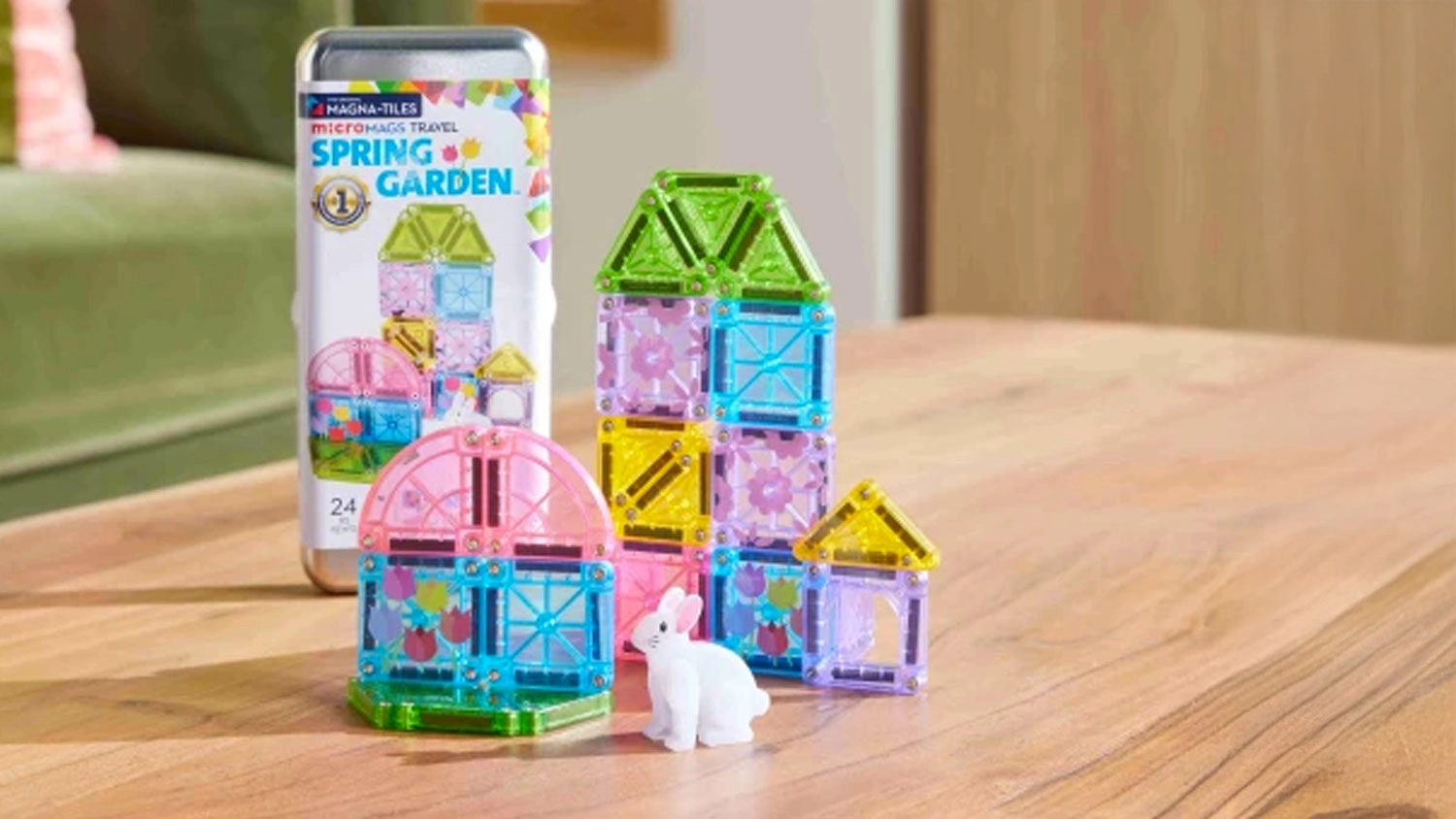 Stavby z magnetick&yacute;ch d&iacute;lků MAGNA-TILES microMAGS Spring Garden, figurka b&iacute;l&eacute;ho kr&aacute;l&iacute;čka a cestovn&iacute; plechov&aacute; krabička.