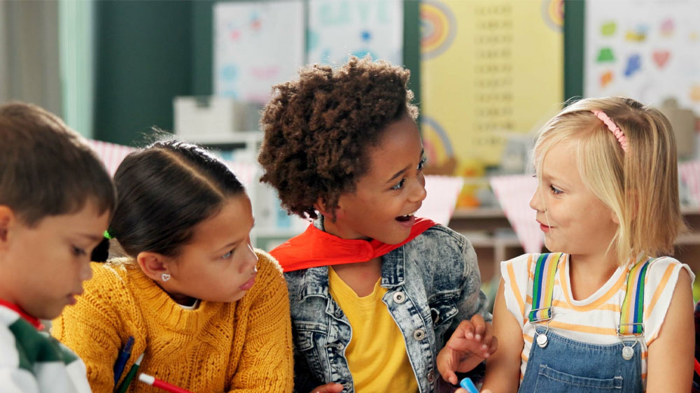 Skupinka dětí si povídá pří hraní_03