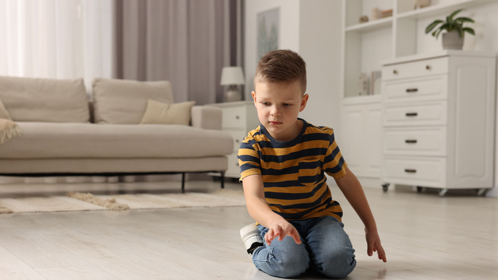 Kluk hrající si doma v obývacím pokoji_02