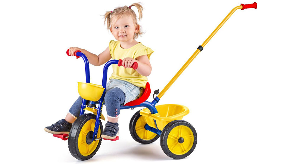 Holčička jedoucí na tříkolce_02