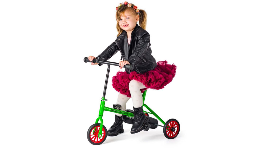 Holčička jedouc&iacute; na tř&iacute;kolce Merkur_02