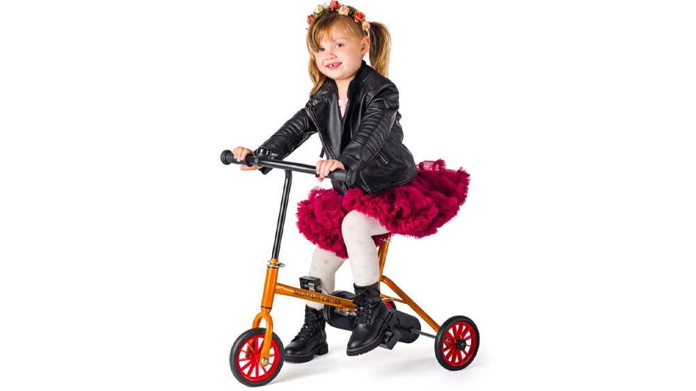 Holčička jedouc&iacute; na tř&iacute;kolce Merkur_02