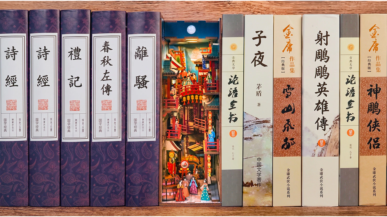 Stavebnica Tonecheer TQ111 The Banquet of Tang Dynasty medzi knihami.