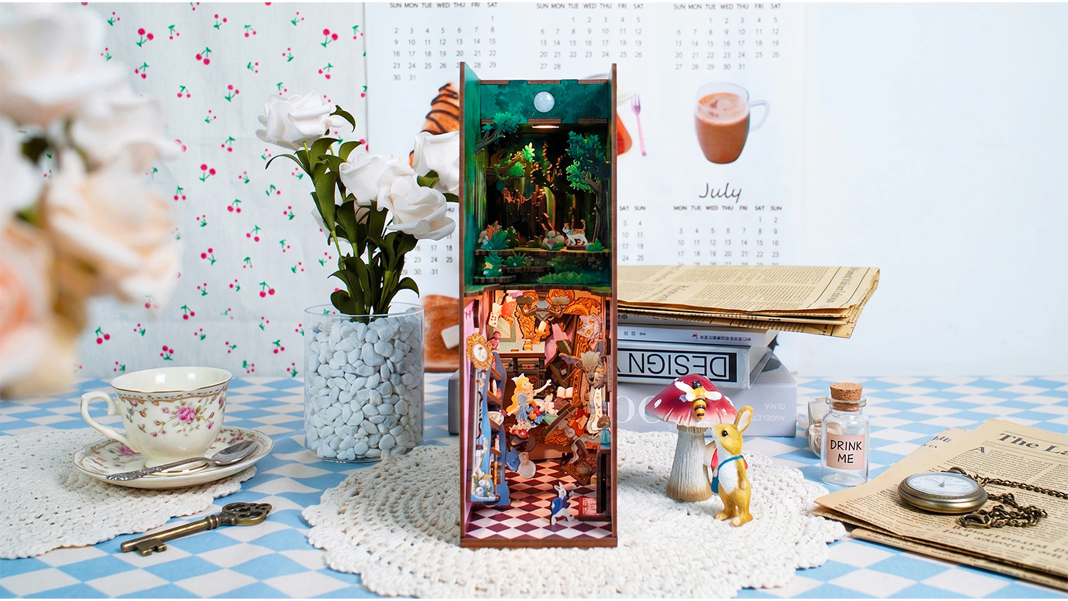 Stavebnica Tonecheer Alice in Wonderland medzi knihami.