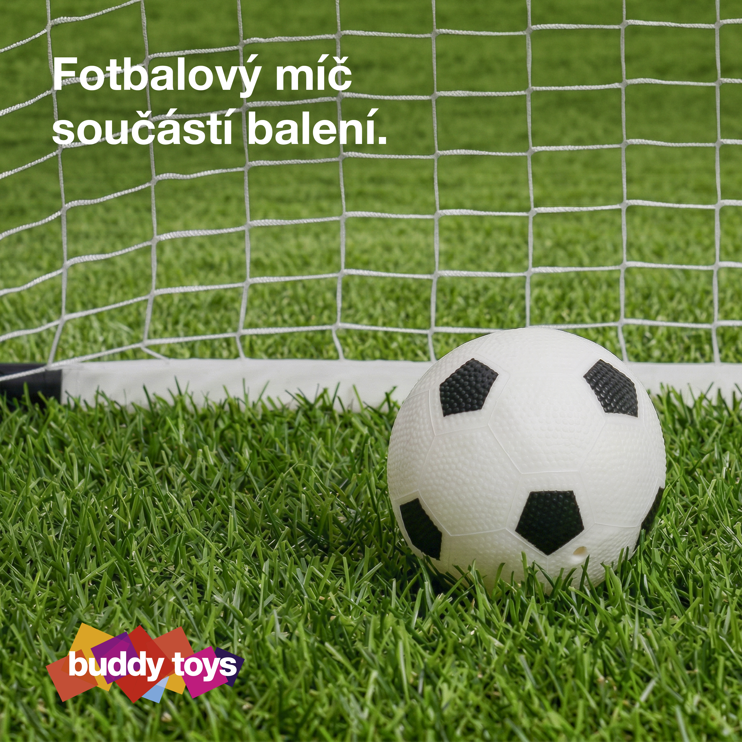 Fotbalový míč na trávě v brance Buddy toys.
