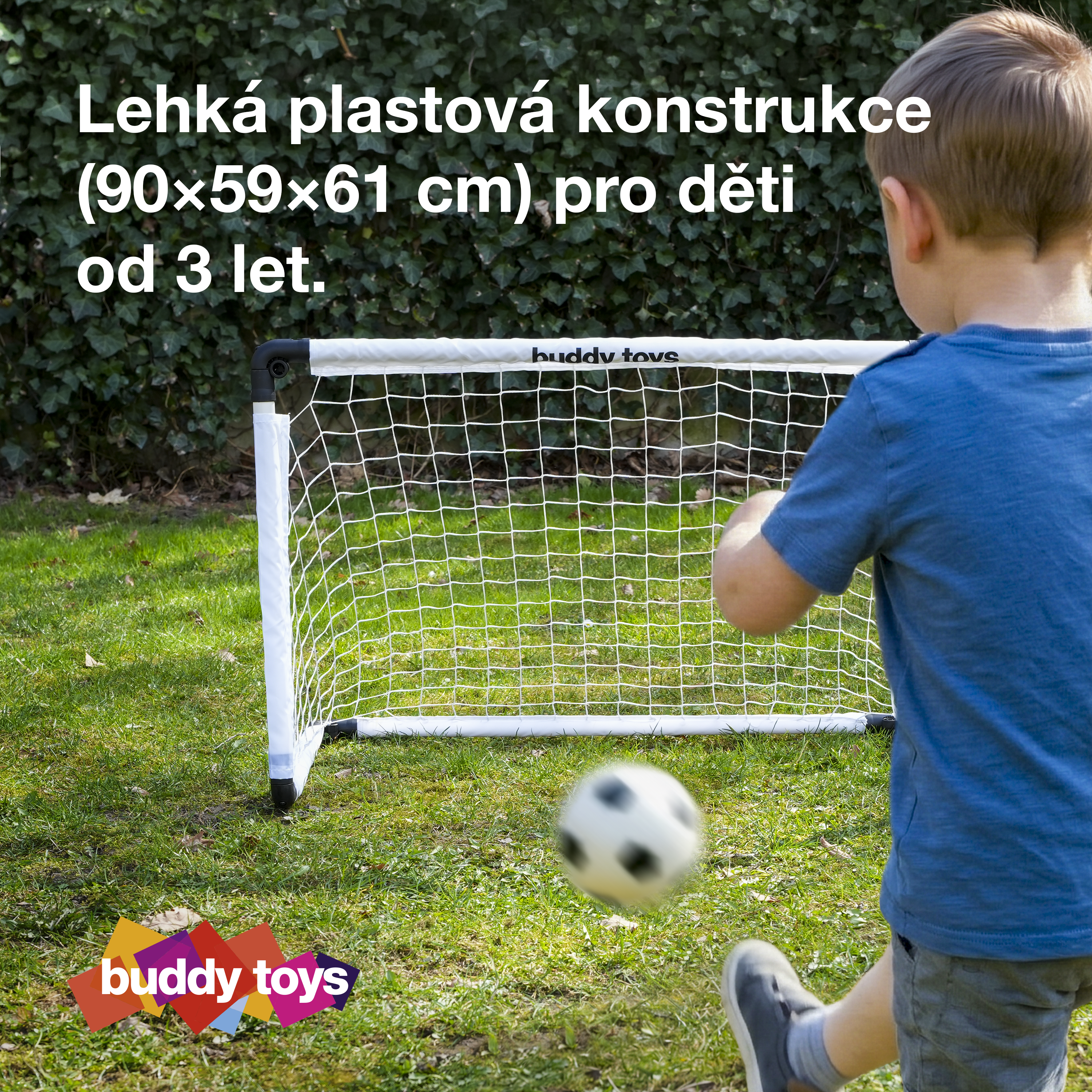Chlapec střílí na trávě míč do branky Buddy toys.