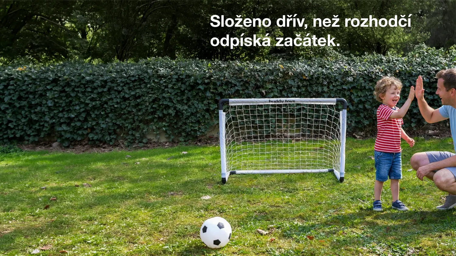 Otec se synem končí fotbal oslavným gestem před brankou Buddy toys.