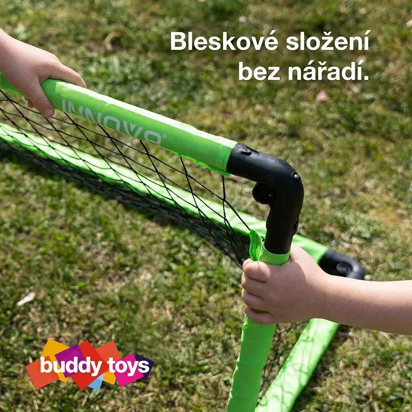 Dětské ruce drží florbalovou branku.