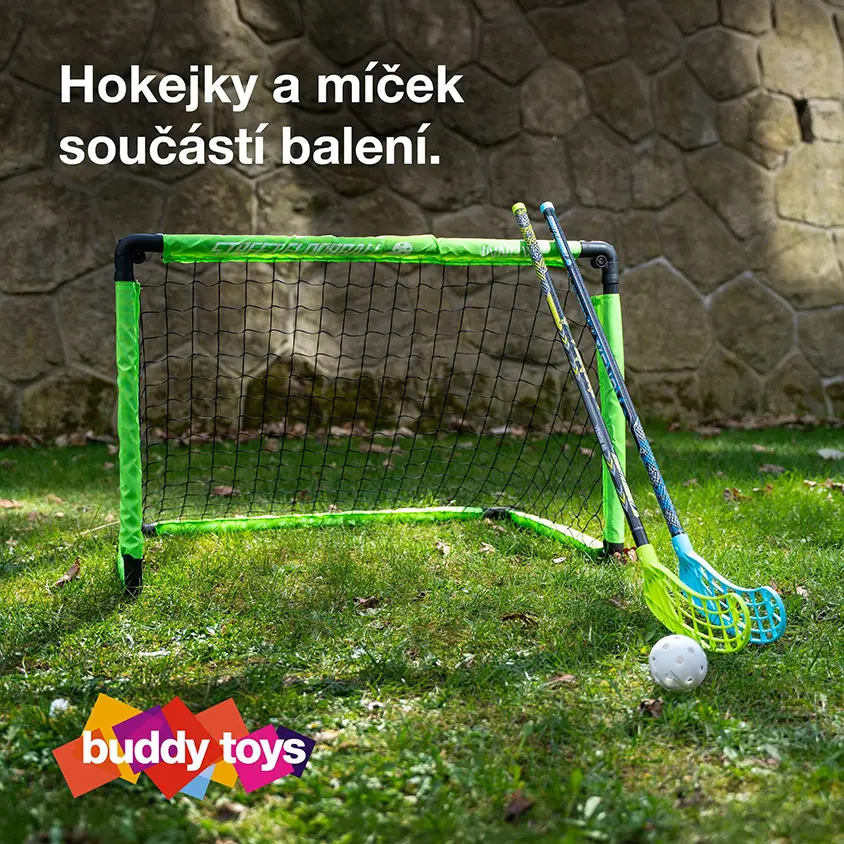Na trávě stojí florbalová branka, o kterou se opírají 2 hokejky a na trávě u nich leží míček.