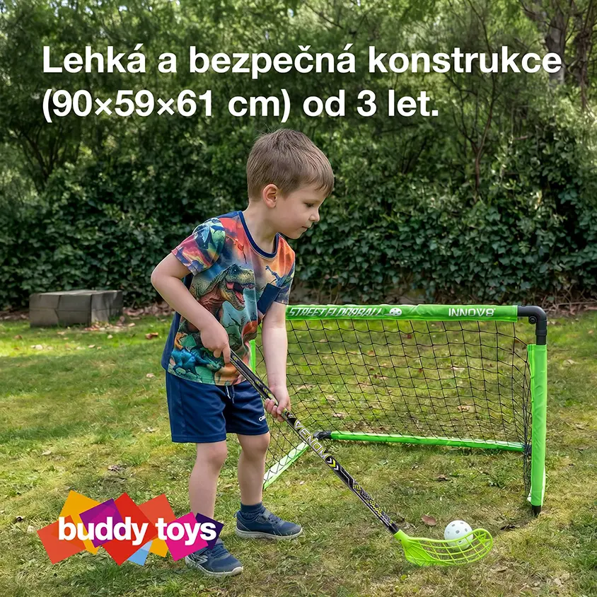 Chlapec na trávě hraje florbal před brankou Buddy Toys.