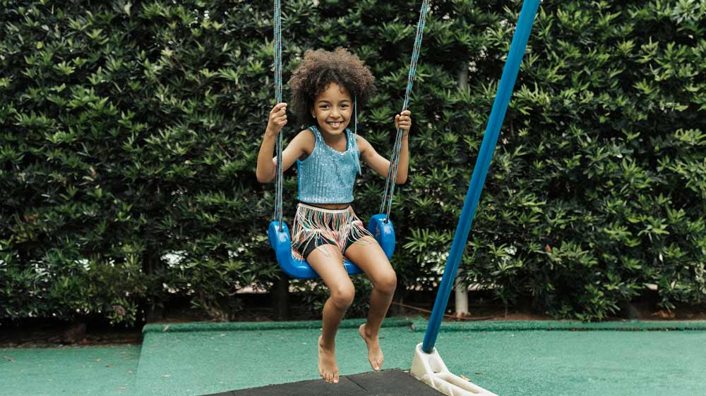 Dítě houpající se na houpačce_02