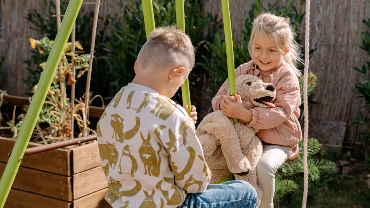 Dvě děti se houpají na houpačce Buddy Toys BOT 4310 KEYNU 3