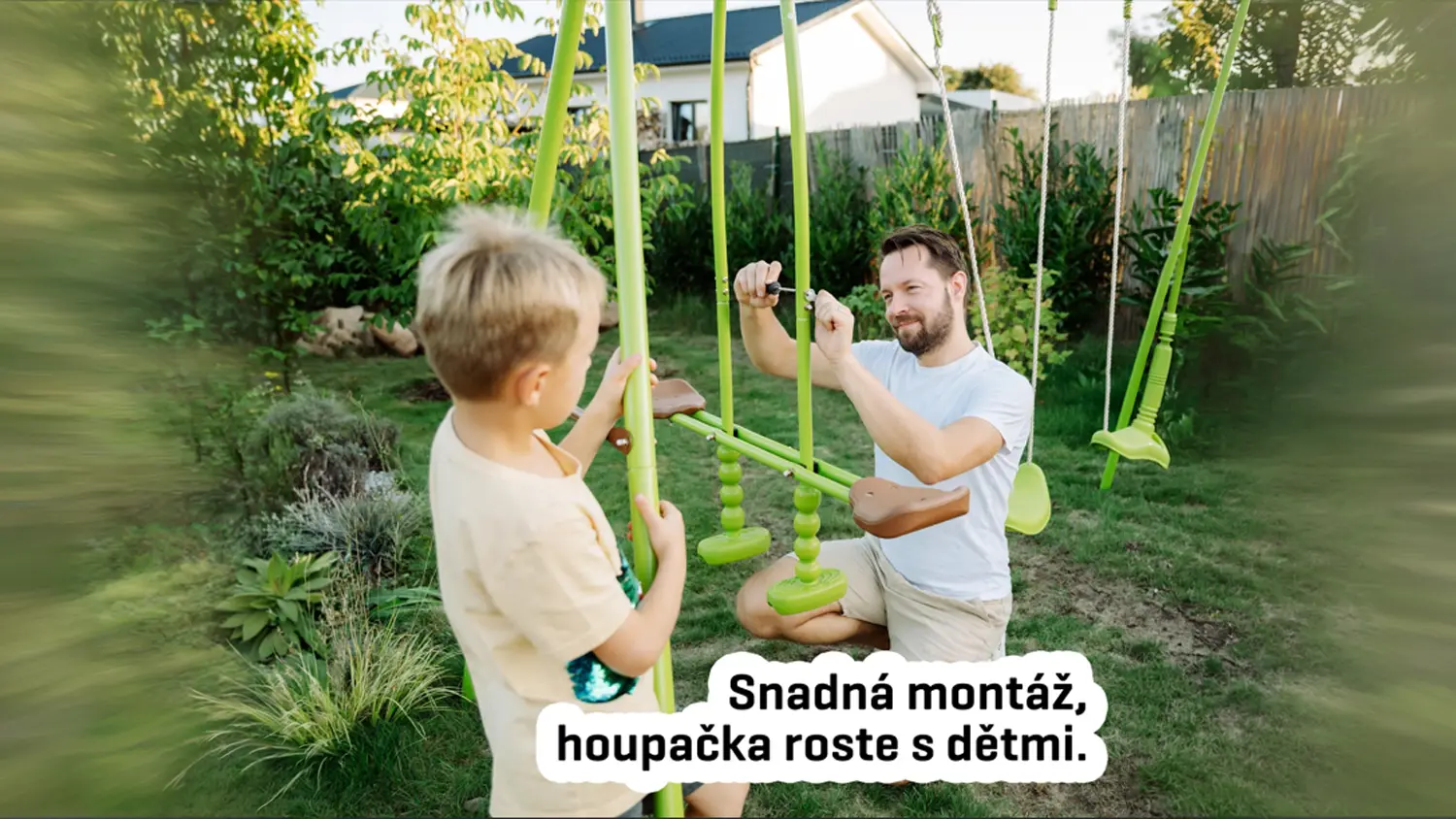 Otec montuje houpačku Buddy Toys BOT 4310 KEYNU 3