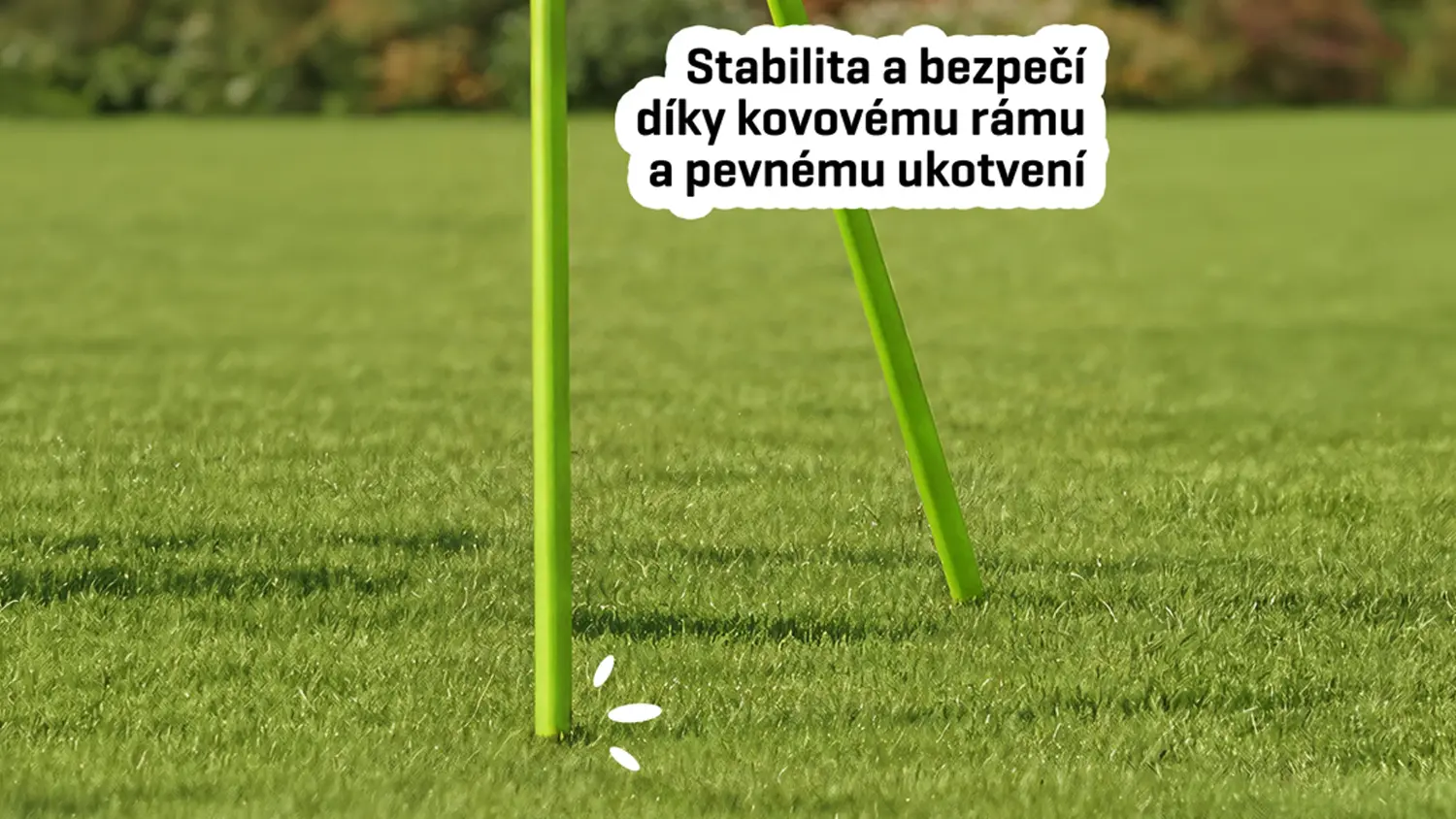 Detail nohy houpačky Buddy Toys BOT 4310 KEYNU 3 zabořené do trávy