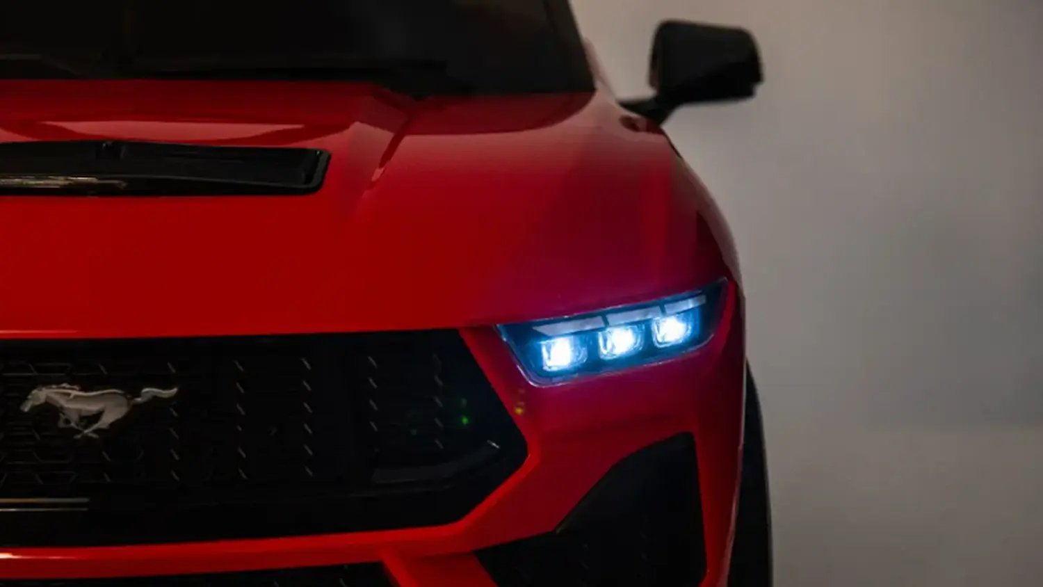 Detail na předn&iacute; světlo Forda Mustanga GT Buddy Toys