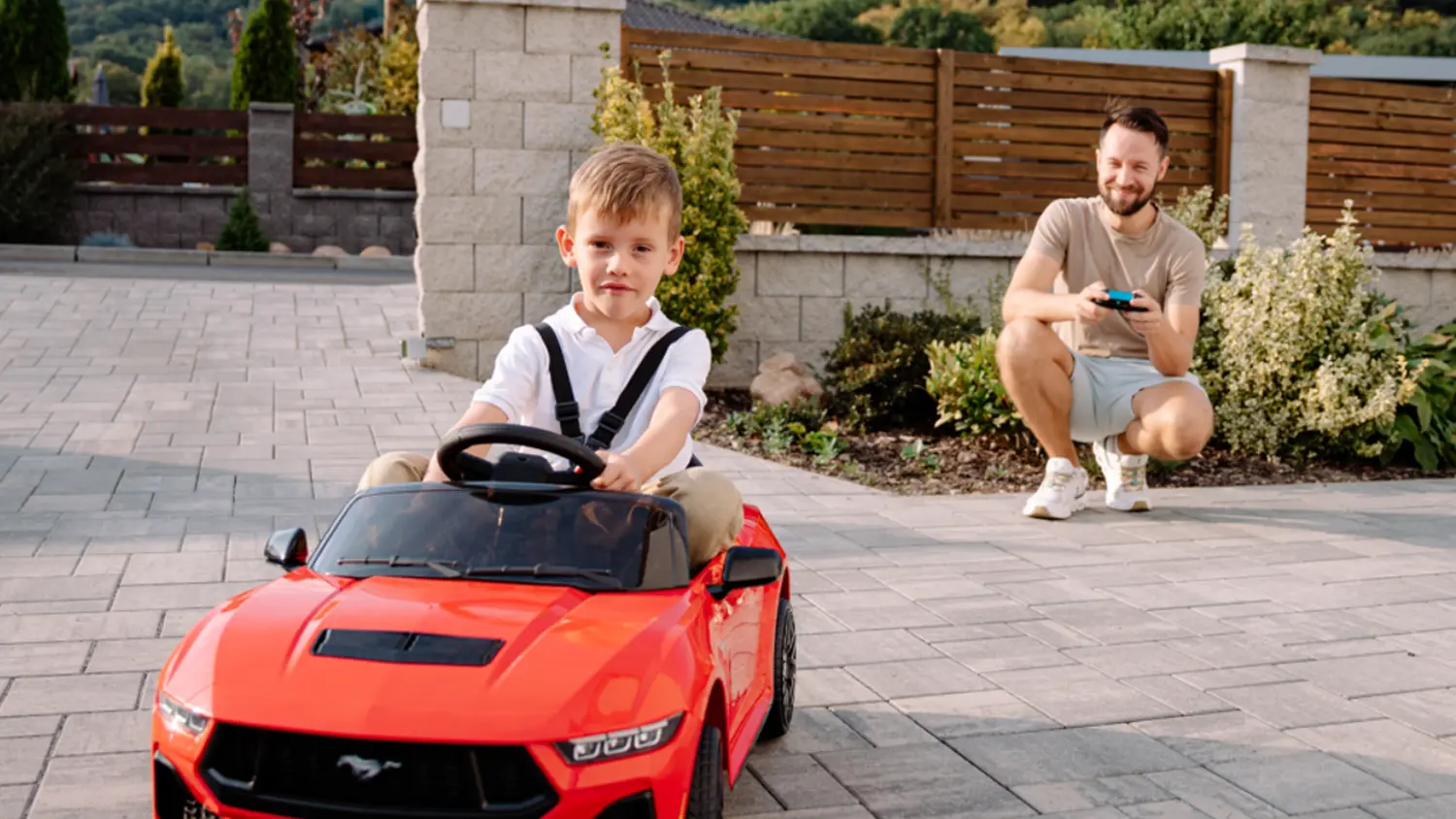 Chlapeček jede ve Fordu Mustangu GT Buddy Toys