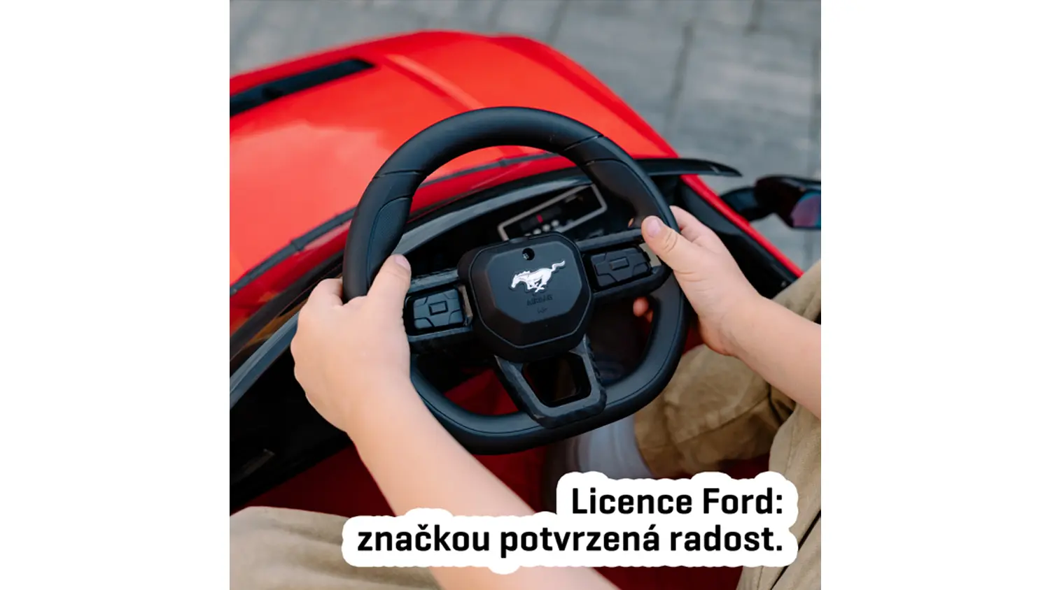 Ruce drž&iacute; volant Forda Mustanga