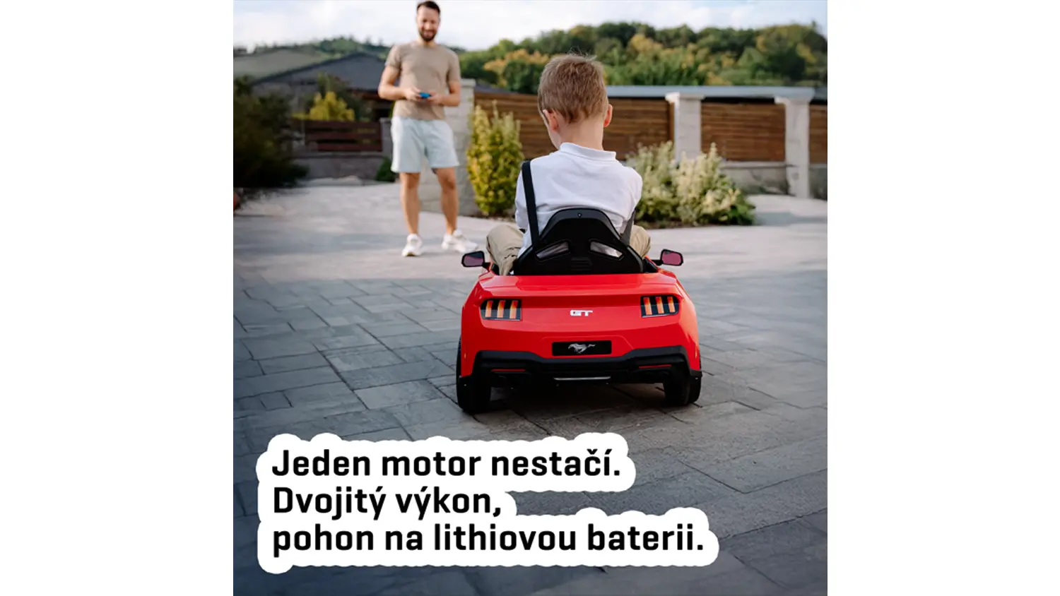 Pohled zezadu na chlapce ve Fordu Mustangu