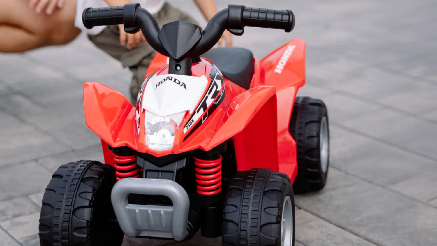 Čtyřkolka Honda Buddy Toys BEC 5011 červen&aacute; na dlažbě