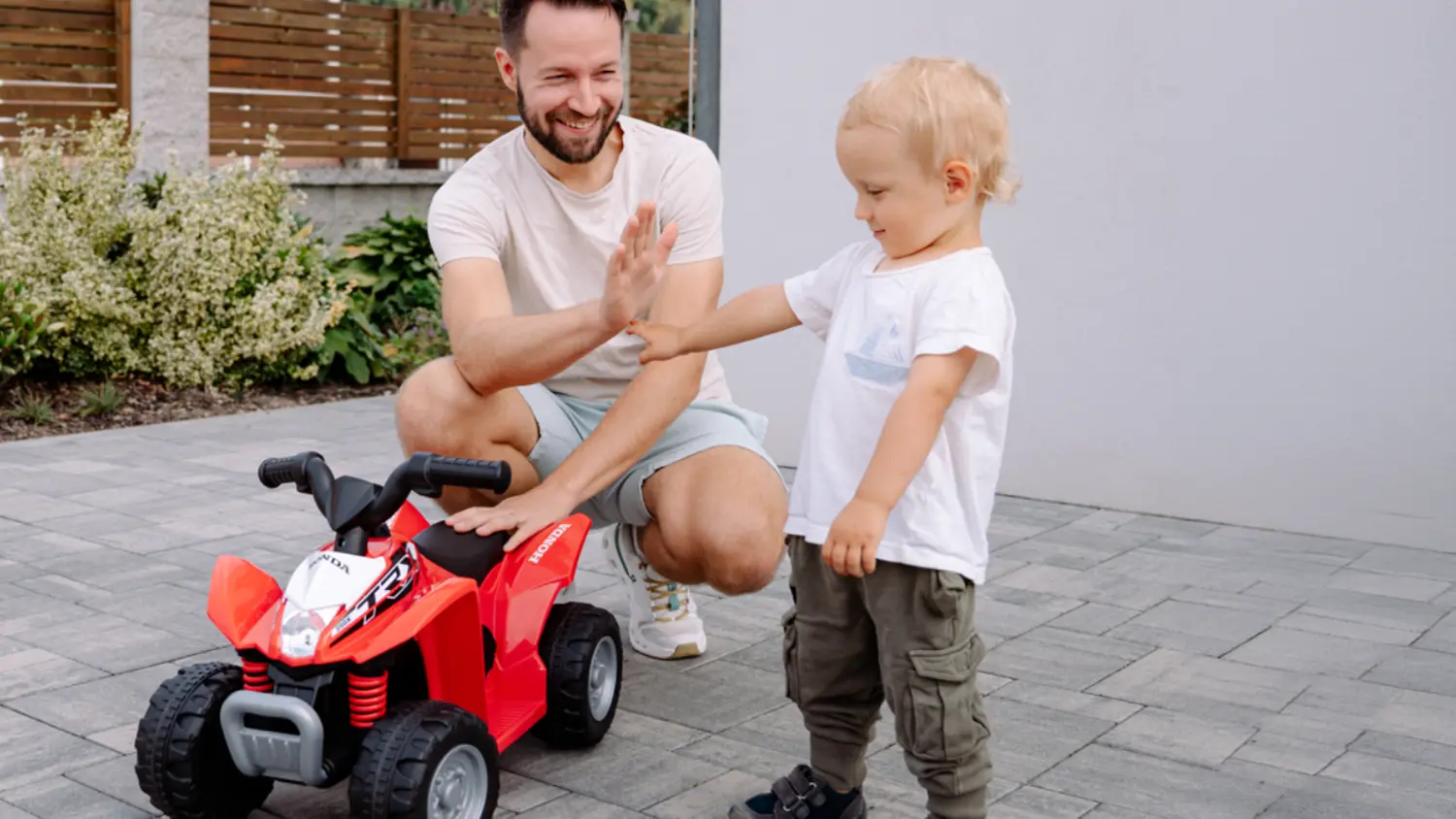 Otec se synem u čtyřkolky Honda Buddy Toys BEC 5011 červen&aacute;