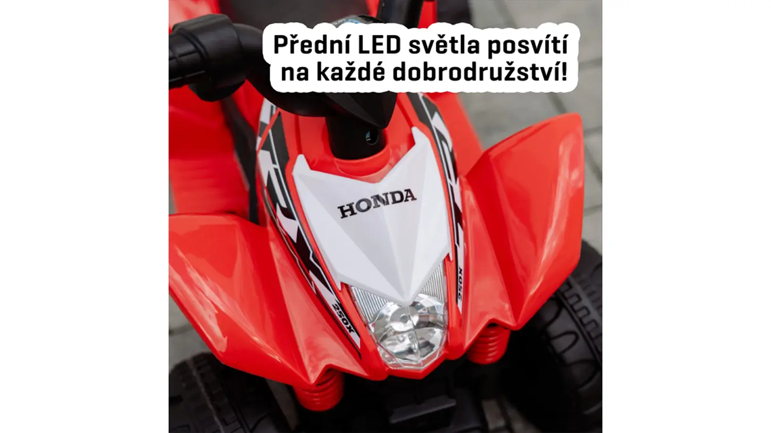 Detail na předn&iacute; světlo čtyřkolky Honda