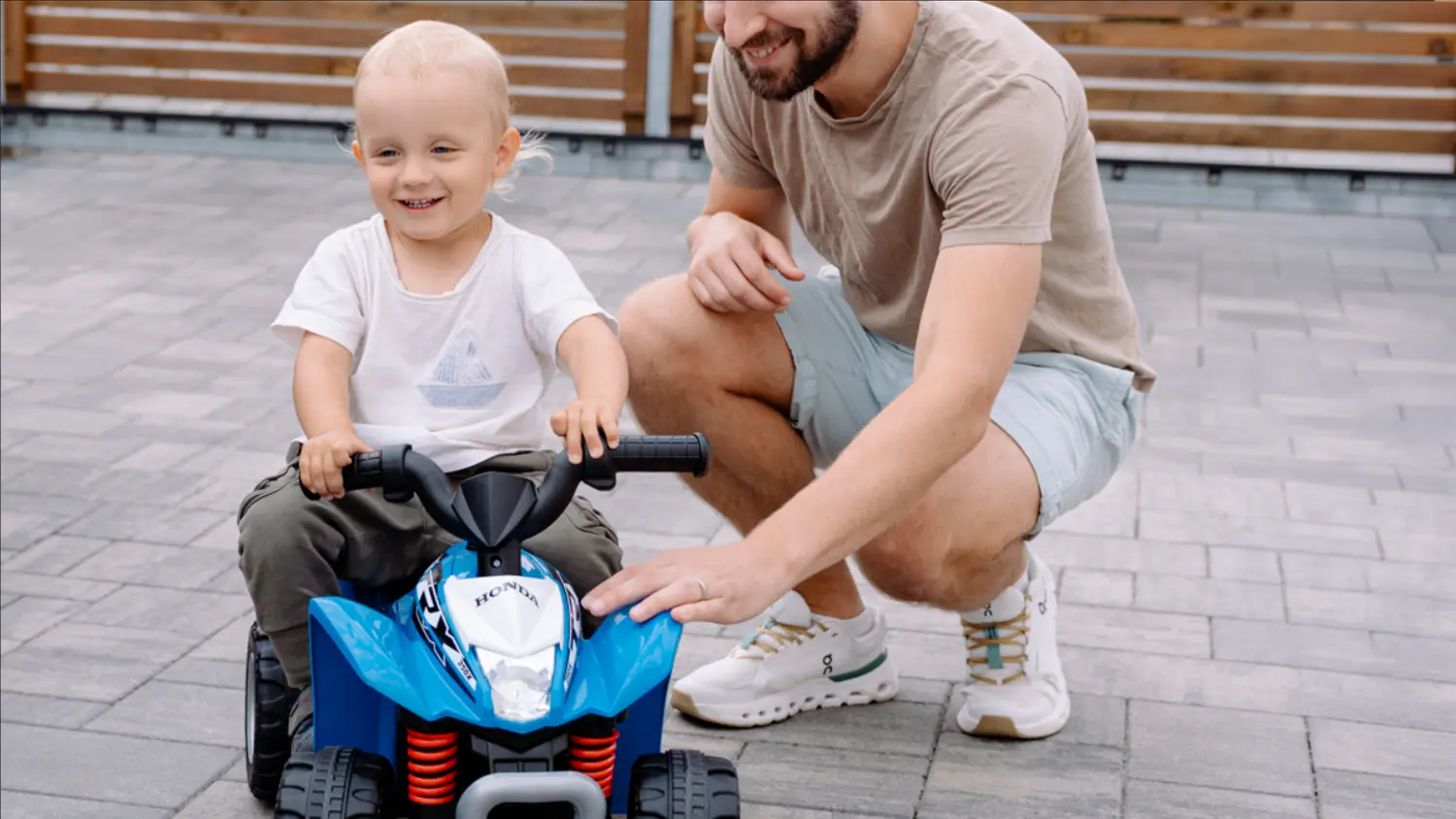 Chlapček na štvorkolke Honda Buddy Toys BEC 5015 modrá s otcom