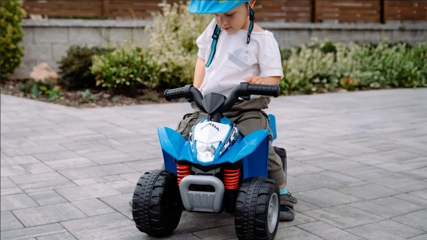 Chlapček s helmou sedí na štvorkolke Honda Buddy Toys BEC 5015 modrá