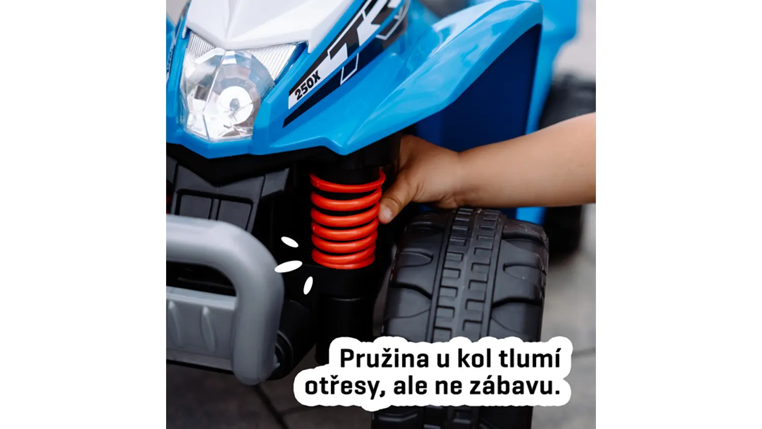 Ruka se dot&yacute;k&aacute; pružiny u kola čtyřkolky Honda Buddy Toys BEC 5015 modr&aacute;
