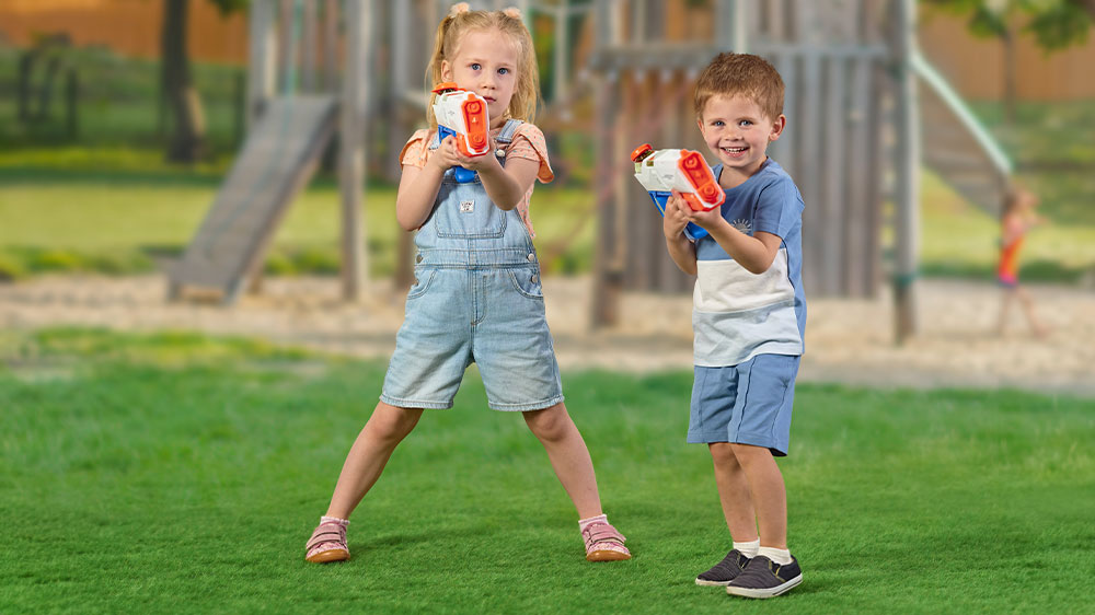 Děti hrající si s vodními pistolemi Buddy Toys WEGU BOT 5240_02