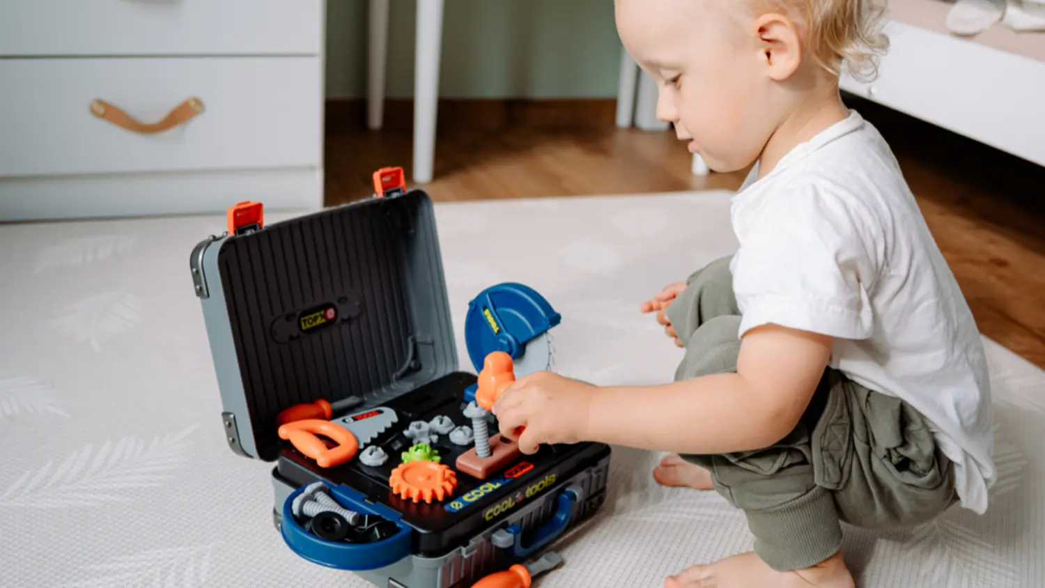 Chlapeček si hraje s kufříkem dílna Buddy Toys BGP 2022