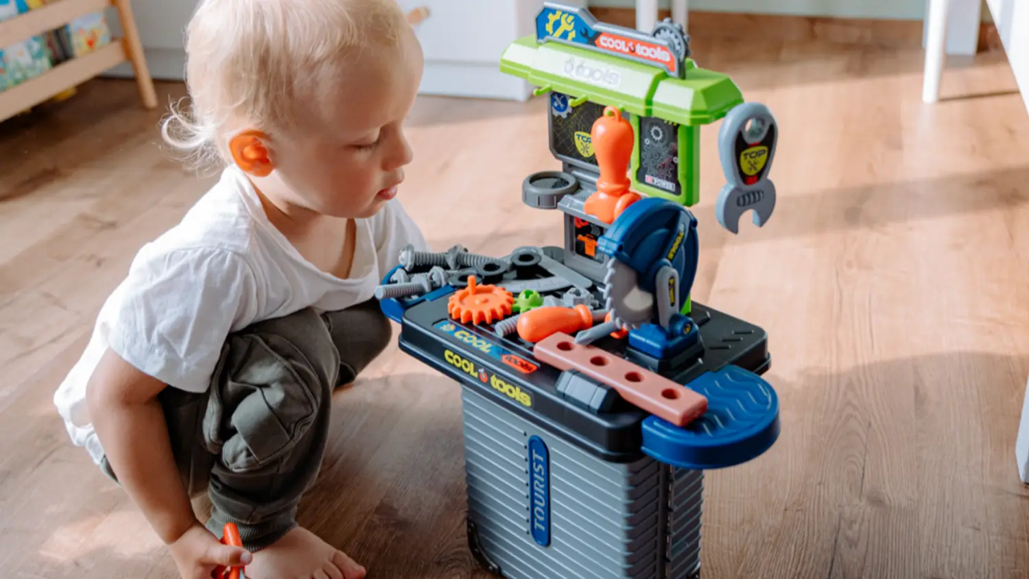 Chlapeček sedí u rozloženého dílenského ponku Buddy Toys BGP 2022