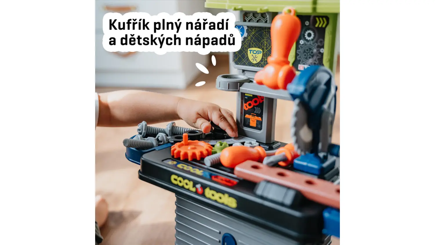 Detail na příslušenství kufříku dílna Buddy Toys BGP 2022 a dětská ruka
